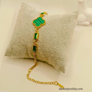 Close-up of clover centrepiece with green striped detail and gold beaded edge.