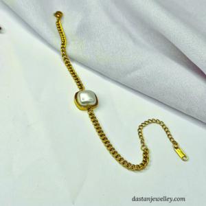Gold chain detail with pearl centre for elegant daily styling